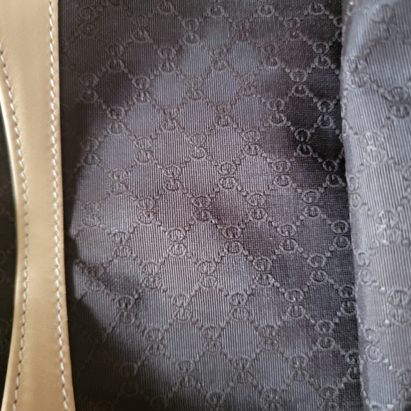 Gucci Leather Shoulder Bag with Gold Hardware - Picture 8 of 16